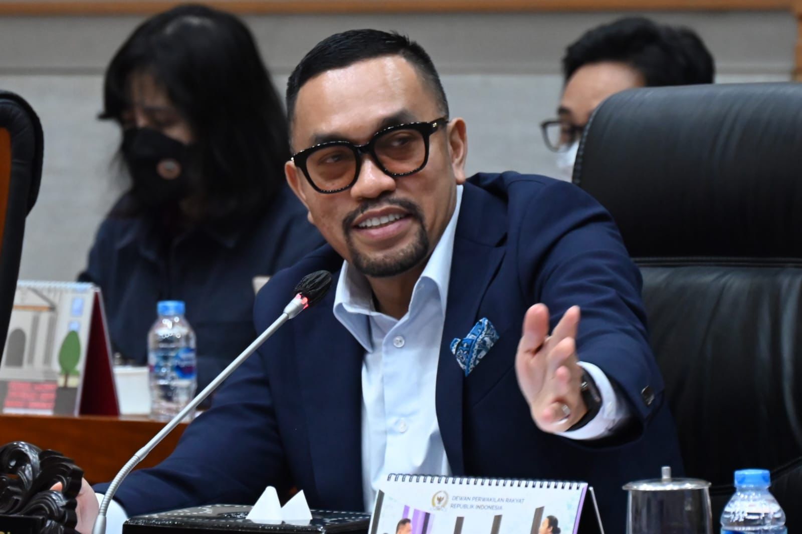 Legislator Apresiasi Gerak Cepat Polri Tangkap Admin Grup 'Fantasi Sedarah' Jakarta. Polisi membongkar grup Facebook 'Fantasi Sedarah' dan 'Suka Duka' yang memuat konten menyimpang seperti inses dan pornografi. Dalam pengungkapan ini, enam orang pelaku berhasil diamankan. Tindakan cepat aparat mendapat apresiasi dari Wakil Ketua Komisi III DPR RI, Ahmad Sahroni. "Gercep (gerak cepat) Polri adalah sikap tegas yang nggak main-main," ujar Sahroni, Rabu (21/5/2025). Sahroni menjadi salah satu anggota DPR yang lebih dahulu bersuara saat grup 'Fantasi Sedarah' mulai viral. Grup tersebut diketahui memuat cerita menyimpang dari para anggota, termasuk di antaranya foto-foto anak di bawah umur. "Apresiasi besar, saya acungkan jempol buat Kapolri dan jajaran," ujar politisi NasDem itu. Karo Penmas Divhumas Polri, Brigjen Trunoyudo Wisnu Andiko, menyampaikan bahwa para pelaku telah diamankan oleh Bareskrim Polri dan Polda Metro Jaya. Saat ini, penyidik masih mendalami motif dan kemungkinan keterlibatan pelaku dalam tindak pidana lainnya. “Dittipidsiber Bareskrim Polri bersama Ditsiber Polda Metro Jaya telah berhasil mengungkap kasus grup Facebook 'Fantasi Sedarah' dan 'Suka Duka' dengan melakukan penangkapan terhadap enam orang pelaku,” jelas Karo Penmas. Polisi tidak menutup kemungkinan akan ada tersangka baru dalam kasus ini. Pasalnya, grup tersebut diketahui memiliki ribuan anggota yang saat ini sedang dalam proses penelusuran lebih lanjut oleh penyidik.